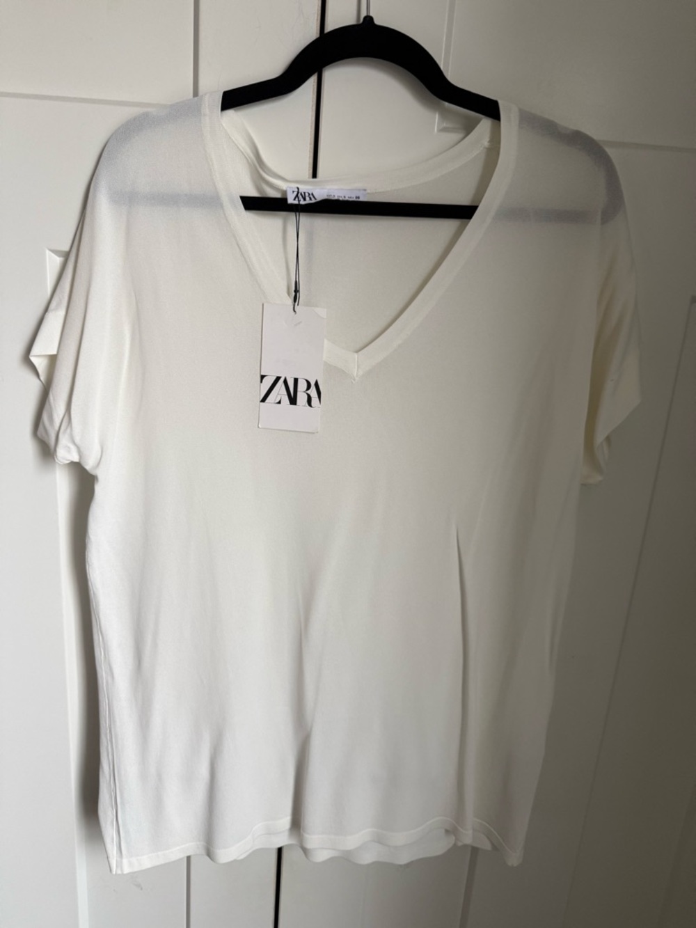 NWT ZARA Cream V-Neck Short Sleeve Tee. Fits loose. Size S.